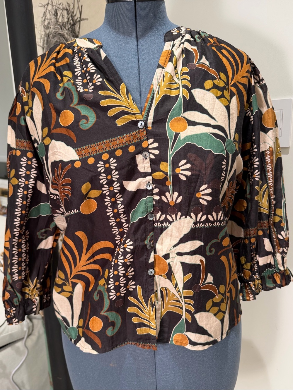 Velvet by Graham & Spencer Betty Madrid Print Blouse NWT Size Small